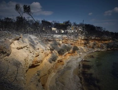 Νέα μαρτυρία «Έπιασα το παιδί και πέσαμε στον γκρεμό- Πίσω μου καίγονταν οι 25» (βίντεο)